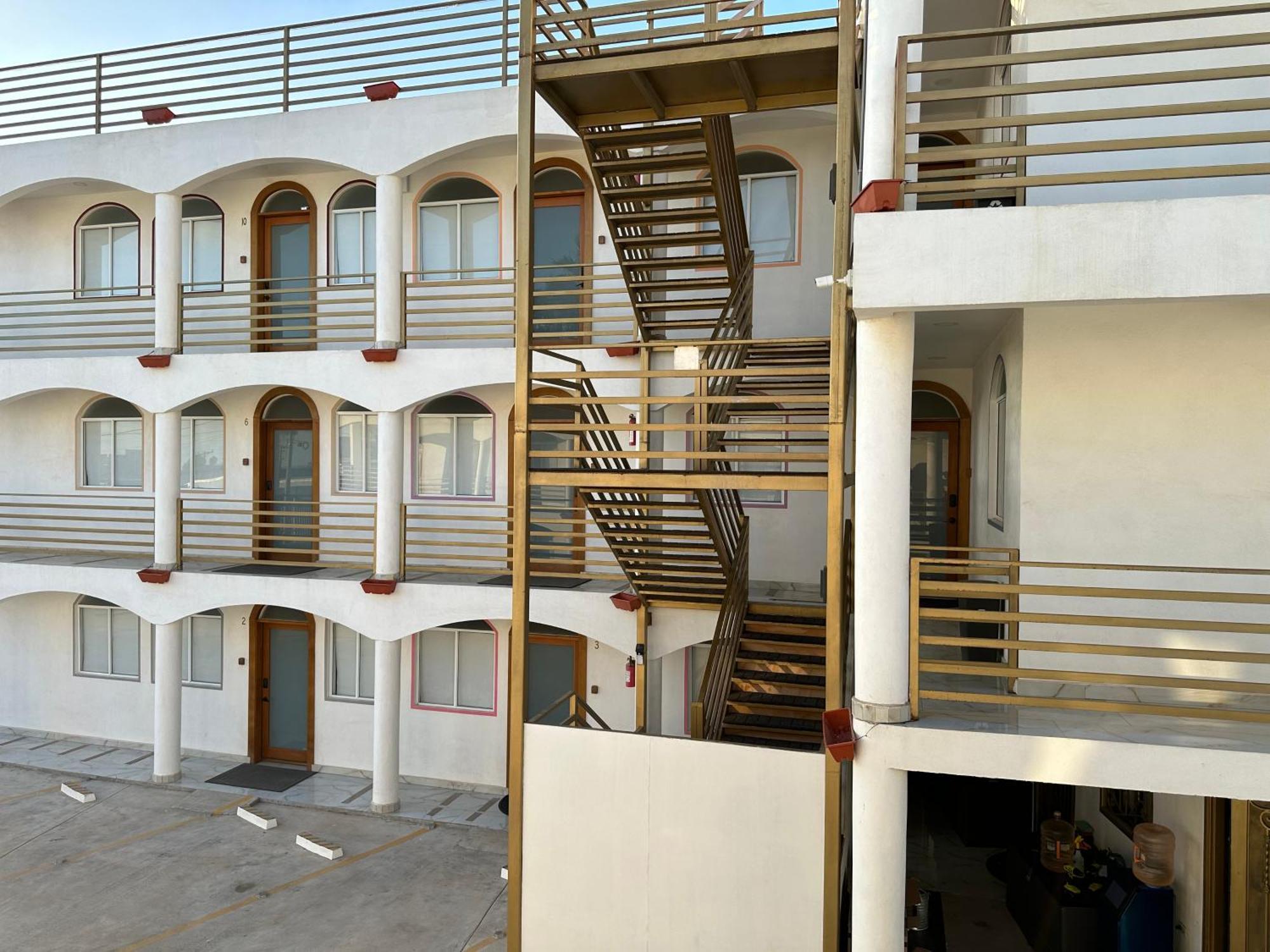 Las Mariposas Mini Suites Rosarito Esterno foto